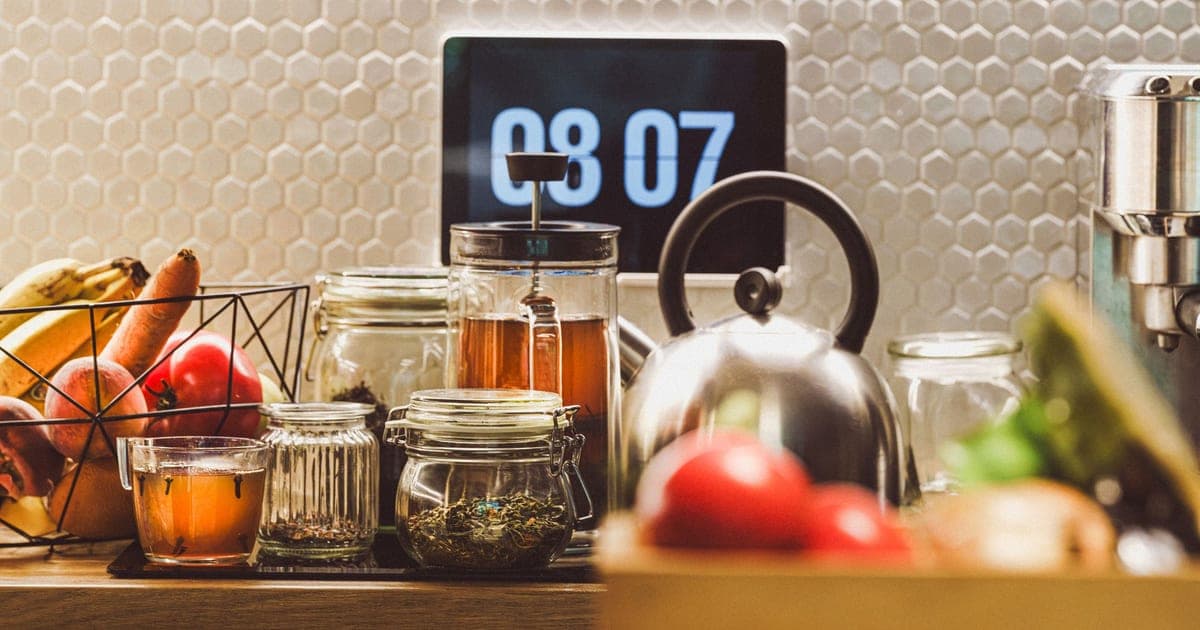 Kitchen counter with protein meal and clock showing late evening, illustrating meal timing flexibility